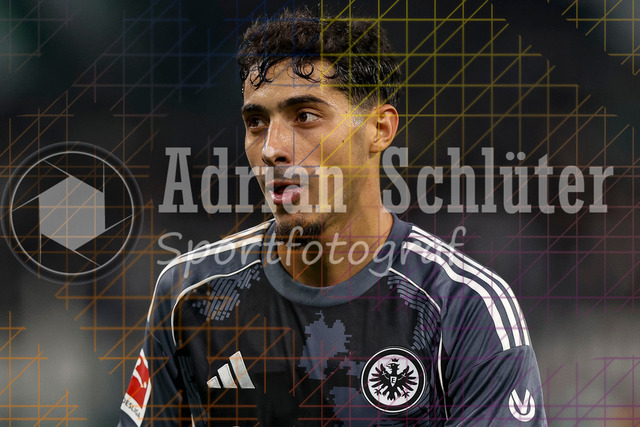 Borussia Mönchengladbach vs Eintracht Frankfurt - Bundesliga  | Mönchengladbach, Deutschland, 27.09.25:   Fares Chaibi (Eintracht Frankfurt) schaut waehrend des Spiels der Bundesliga zwischen Borussia Mönchengladbach vs Eintracht Frankfurt im Stadion im Borussia Park(Foto von Brauer-Fotoagentur / Adrian Schlueter)