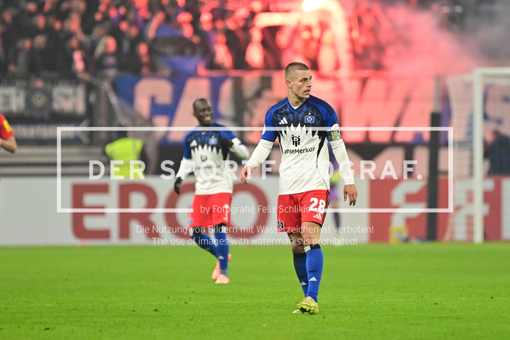 Fußball I Herren I Saison 2025-2026 I DFB-Pokal I Achtelfinale I Hamburger SV - Holstein Kiel I 40377 | Miro Muheim (28, Hamburger SV) mitte - Realisiert mit Pictrs.com