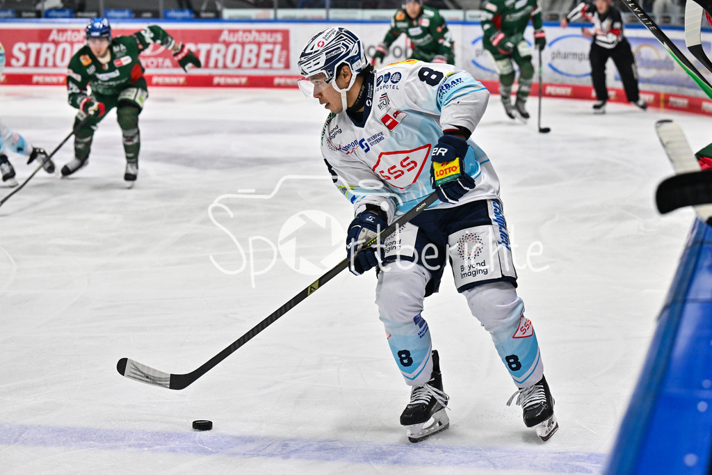 Augsburger Panther - Dresdner Eislöwen | AUGSBURG, GERMANY - 04. DECEMBER: am Puck Austin ORTEGA (Eislöwen Dresden 8) / Einzelfoto / Freisteller während dem Match zwischen den Augsburger Panthern und den Dresdner Eislöwen am 25 Spieltag der PENNY DEL im Curt Frenzel Stadion