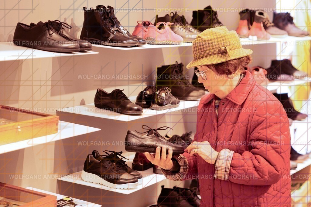 20251130-104737_Schmuck_R3A_0125_wa | Eine besondere Vernissage mitten im Flagship-Store von BÄR Schuhe in Frankfurt: Schmuck trifft auf orthopädische Schuhkunst, Design auf Wohlgefühl. Zwischen funkelnden Details und anatomischer Präzision entstand ein Abend voller Stil, Inspiration und echter Handwerksqualität. Ein herzliches Dankeschön an Alexandra Feirer für die großartige Gastfreundschaft und diesen stimmungsvollen Rahmen. - Realisiert mit Pictrs.com