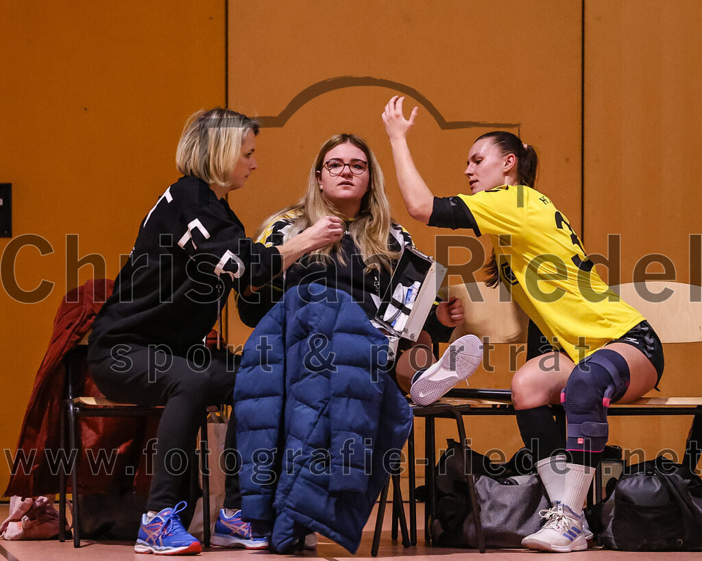 2025-01-11_089_SpVgg_Altenerding_gegen_HF_Scheyern | Erding, Deutschland, 11.01.2025:Handball, Bezirksoberliga Frauen Altbayern 2024 / 2024, 10. Spieltag, SpVgg Altenerding gegen HF Scheyern, Endergebnis: 20:23Bianca Heinrich (HF Scheyern), Paula Münzhuber (HF Scheyern), Verena Kirste (HF Scheyern, #35)Foto: Christian Riedel / fotografie-riedel.net