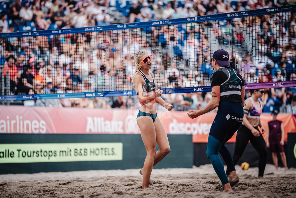 Beachvolleyball | Frauen | Deutsche Meisterschaften 2025 Timmendorfer Strand | 05.09.2025 | v.l. Nele Barber und Melanie Gernert jubeln