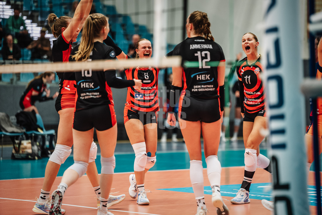 Volleyball | Frauen | Saison 2025/2026 | Volleyball Bundesliga | ETV Hamburger Volksbank Volleys vs. Dresdner SC | 15.11.2025 | ETV jubelt, v.l. Leonie Körtzinger (#7, ETV Hamburger Volksbank Volleys), Alexa Sophie Thaden (#15, ETV Hamburger Volksbank Volleys), Zoe Konjer (#8, ETV Hamburger Volksbank Volleys), Hannah Ammerman (#12, ETV Hamburger Volksbank Volleys) und Svea Frobel (#11, ETV Hamburger Volksbank Volleys)