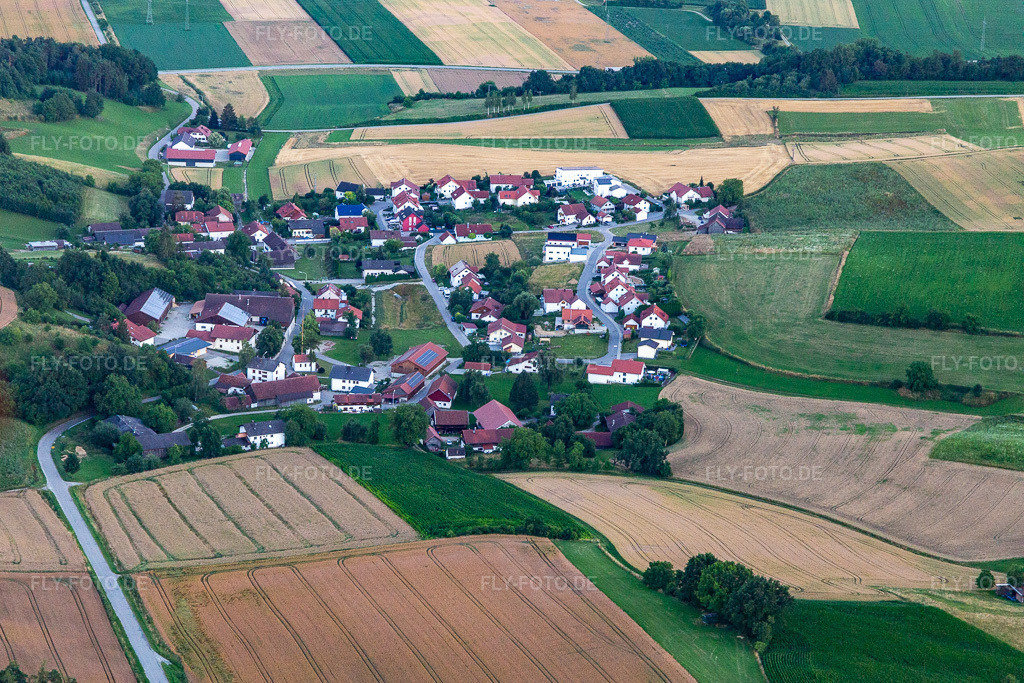 Luftbild: Forst im Ortsteil Forst in Moosthenning im Bundesland Bayern in Deutschland. – Foto: IMG_133387.jpg vom 03.07.2022 durch Werner Riehm/FLY-FOTO.de – Auflösung des Originals: 5148 x 3432 px – Gemeinde Moosthenning