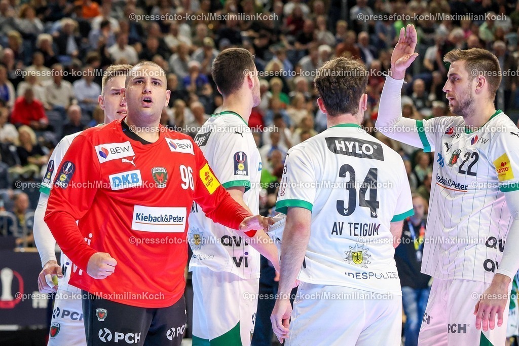 xSSCx19042602012 | 19.04.2026, xsscx, Handball, DHB-Pokal Lidl Final4, Finale, Füchse Berlin - Bergischer HC, Saison 2025 / 2026 Herren, Lanxess Arena, Köln: Dejan Milosavljev (Füchse Berlin #96), Nejc Cehte (Füchse Berlin #22) jubelnd nach einem verhinderten Treffer Photo: xSandraxScherningxPressefotoKochx