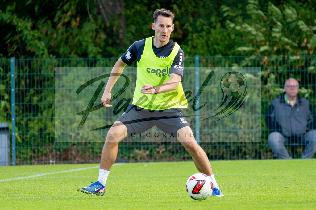 20260909_TRAOSN_0008 | Fußball, Herren: Konrad Faber (VfL Osnabrück) in Aktion, am Ball, Einzelaktion beim Training des VfL Osnabrück am 09.09.2026 im Sportpark Illoshöhe in Osnabrück, Deutschland.(Foto von Nico Paetzel) - Realisiert mit Pictrs.com