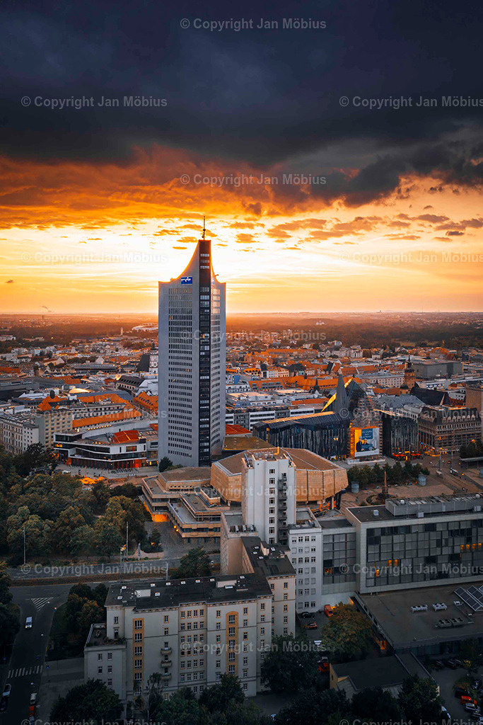 Leipzig von oben | Die Leipzig Skyline von oben ist ein echtes Highlight für Fotofans, Städtereisende und alle, die Leipzigs Kontraste zwischen Historie und Moderne schätzen – von City-Hochhäusern über Uni-Riese bis Völkerschlachtdenkmal und jede Menge Grün drumherum. - Realisiert mit Pictrs.com