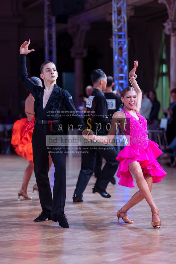 20250705_WDSF_Open_Youth_Lat-dC25-1797 | Tanzsportbilder, Standardtanz, Lateintanz, WDSF, DTV, LTVB, dancecomp, goc, hessen tanzt, blaues band der spree, walzer, tango, wiener walzer, slowfox, quickstepp, samba, rumba, cha-cha-cha, paso doble. jive, hd-kroft photography, turniertanzsport