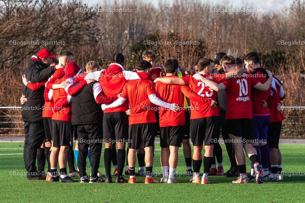 Kreispokal DU/MH/DIN, Achtelfinale, SV Duissern - Spvgg Meiderich 06/95, Duisburg, Germany | 17.01.2026, Fussball, Kreispokal DU/MH/DIN, SV Duissern -Spvgg Meiderich 06/95: Mannschaftskreis der Spvgg Meiderich vor dem Spiel - Realisiert mit Pictrs.com