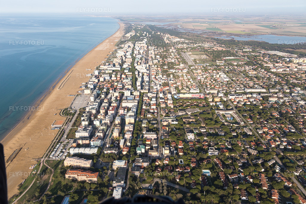 Vue aérienne: Vue de la ville à Ca Grande Pineda dans le département Vénétie, Italie. Photo: IMG_105710.jpg prise le 08/04/2018 par Werner Riehm/FLY-FOTO.eu – Résolution de l'original: 5472 x 3648 px