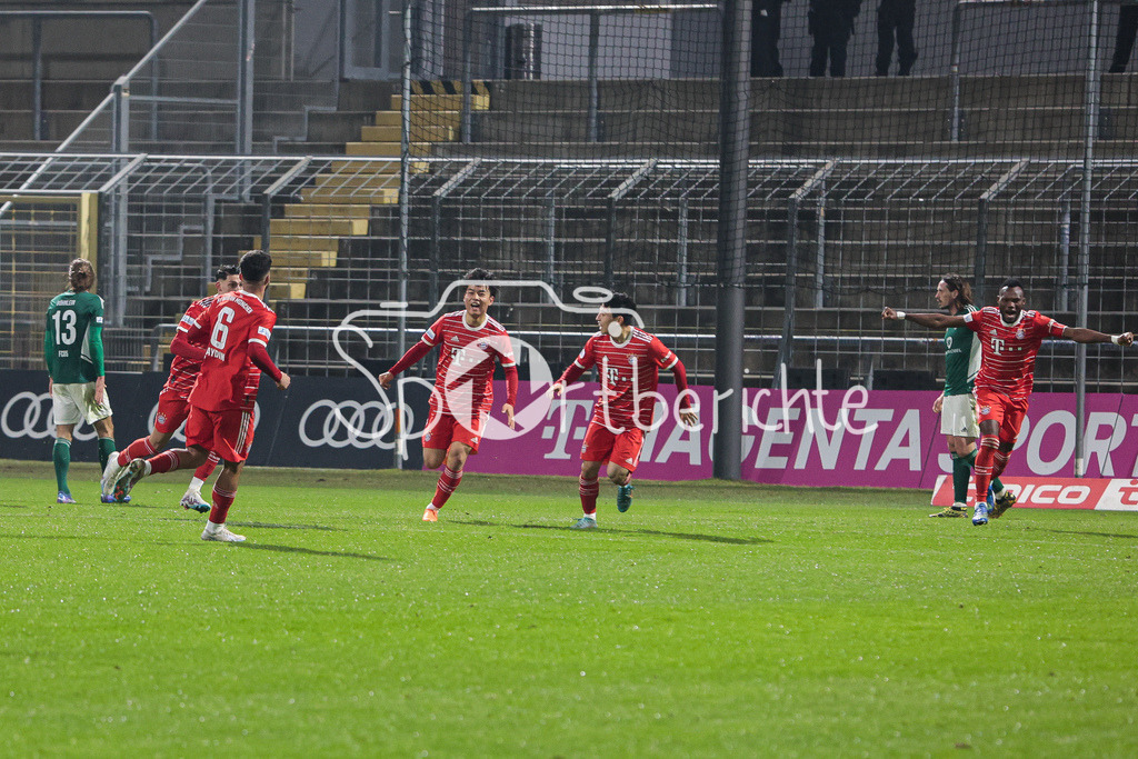FC Bayern Amateure - 1. FC Schweinfurt | Jubel der Amateure nach dem Siegtreffer in der Nachspielzeit zum 3-2 durch Yusuf Karhan KABADAYI (FCB #7)