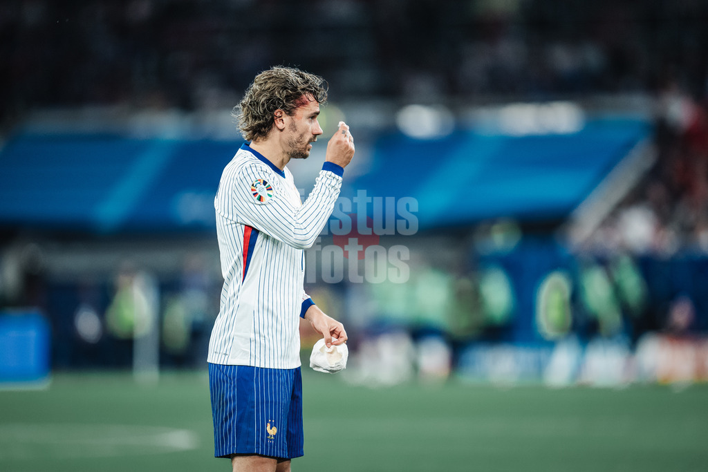Fußball | Herren | UEFA-Fußball-Europameisterschaft 2024 | Gruppe D | Österreich vs. Frankreich | 17.06.2024 | Antoine Griezmann (#7, Frankreich) mit einer Wunde am Kopf