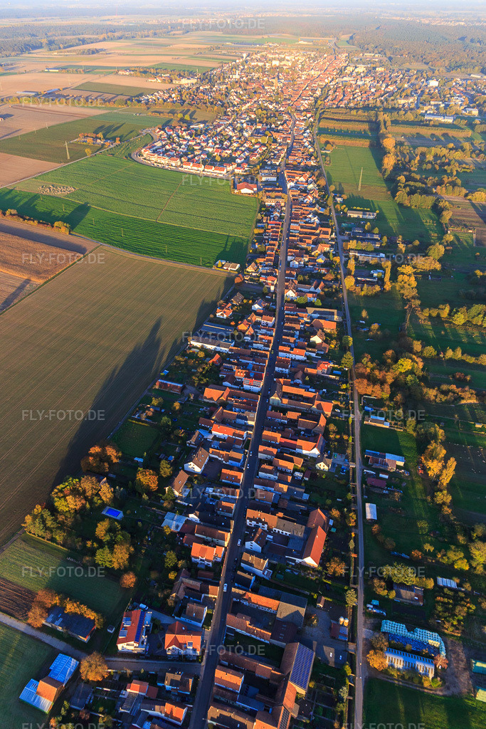Luftbild: Saarstraße am Abend aus Westen in Kandel im Bundesland Rheinland-Pfalz in Deutschland. Foto: IMG_095826.jpg vom 30.10.2016 durch Werner Riehm/FLY-FOTO.de