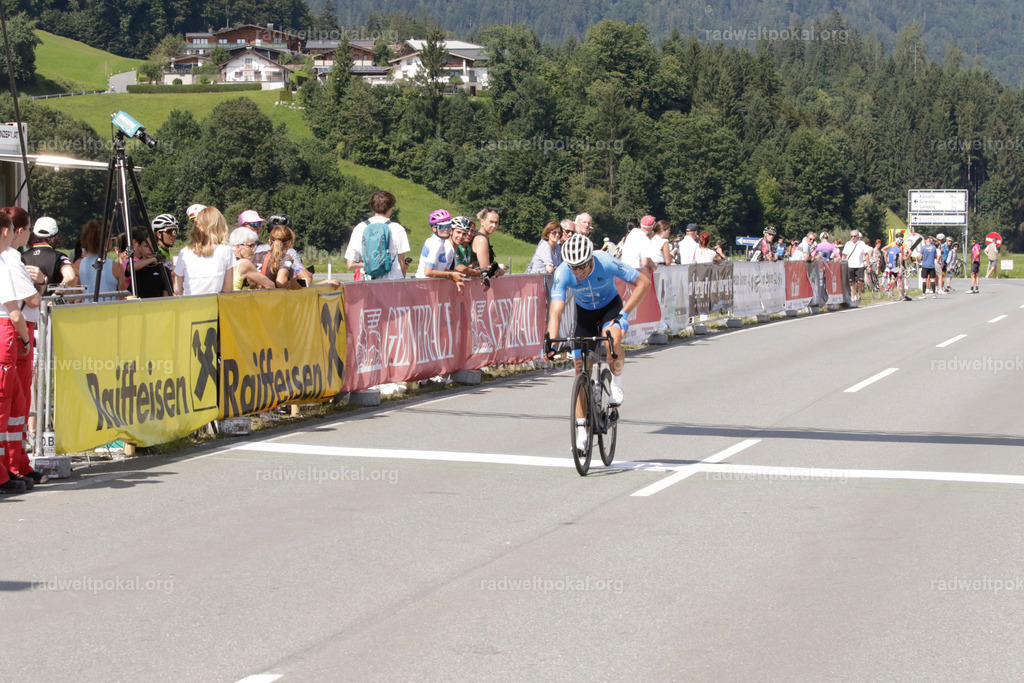 982_20230817_Bewerb_Maenner_Muehlanger | AUT - OESTERREICH, 2023-08-16: SPORT RENNRAD-FAHREN - 55. INTERNATIONALER RADWELTPOKAL IN ST. JOHANN IN TIROL  - Vintage-Radrennen mit WM-Bronze-Medaillen-Siegerin Christina Schweinberger, den Teilnehmer und Alexander Baumann (vom Orginastions-Team) - TAG 2 BEWERB MAENNER IN SECHS GRUPPEN  ; Foto: Roland Muehlanger