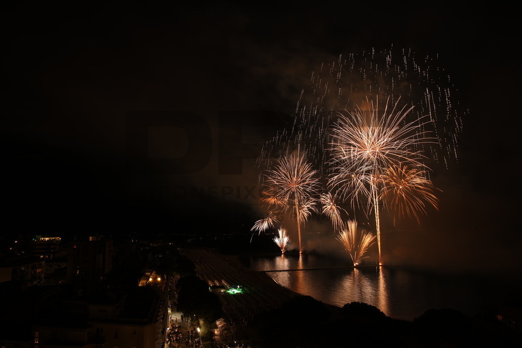 Ferragosto Fireworks in Grado, Italy | GRADO, ITALY, 15.AUG.26 - FIREWORKS - Ferragosto fireworks over the Adriatic Sea in Grado, Italy. Colorful fireworks light up the night sky above the beach, coastline and waterfront during the traditional summer celebration. - Realisiert mit Pictrs.com