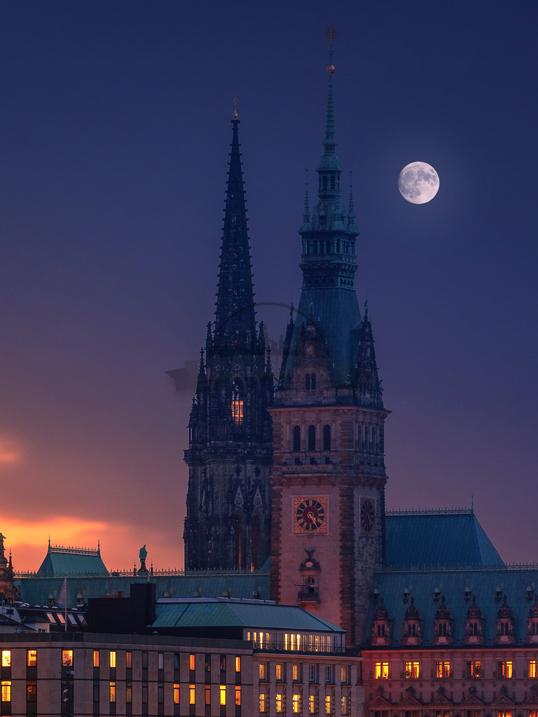 Rathaus Kirche Mond Nacht | Exklusive Hamburg collagen, tolle Segelbilder und viele weitere tolle Motive auf Leinwand, Poster, Alu-Dibond, u.v.m. findet Ihr bei uns auf hamburgbild.de. Findet Euer Wandbild für Euer Zuhause, Büro oder die  Praxis…. - Realisiert mit Pictrs.com