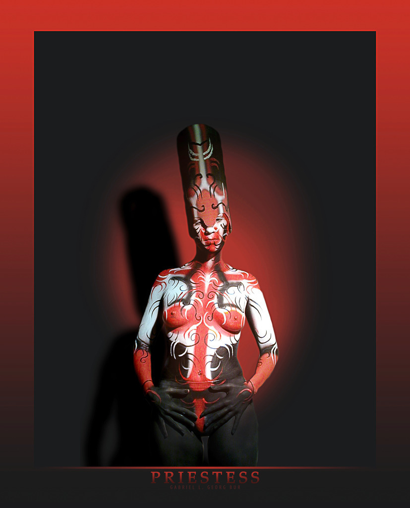 DD_Bur_200830_priestess | Shop zum Kauf von Kunstdrucken: Akt, Portrait, Stillleben und Landschaften. Phantastische Arbeiten. Composing, Vektorgrafik, Malerei. Digital und klassisch. Virtualized Bodypainting - Realisiert mit Pictrs.com