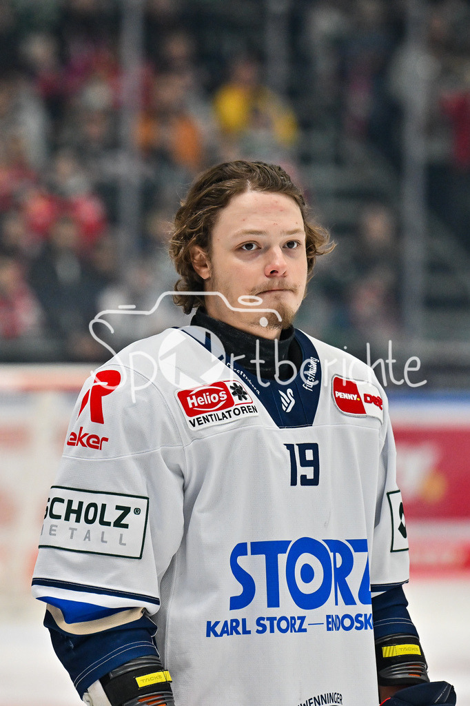 Augsburger Panther - Schwenninger Wild Wings | AUGSBURG, DEUTSCHLAND - 2. NOVEMBER: Haakon HANELT (Schwenninger Wild Wings 19) bei den Starting Six beim Ligaspiel zwischen den Augsburger Panthern und den Schwenninger Wild Wings am 17. Spieltag der Penny DEL im Curt Frenzel Stadion am 02.11.2025