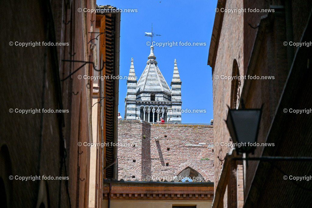 Italien_ Toscana_ Siena_ 27.05.2024-60 | 27.05.2024, Italien, ITA, Toskana, Siena im Bild Stadtansichten, Gebäude, Architektur, Touristen, Historisch, Souvenier, Piazza Del Campo, Dom von Siena


Siena ist Hauptstadt der Provinz Siena und gilt als eine der schönsten Städte der Toskana und Italiens. Die historische Altstadt gehört seit 1995 zum UNESCO-Welterbe. 


