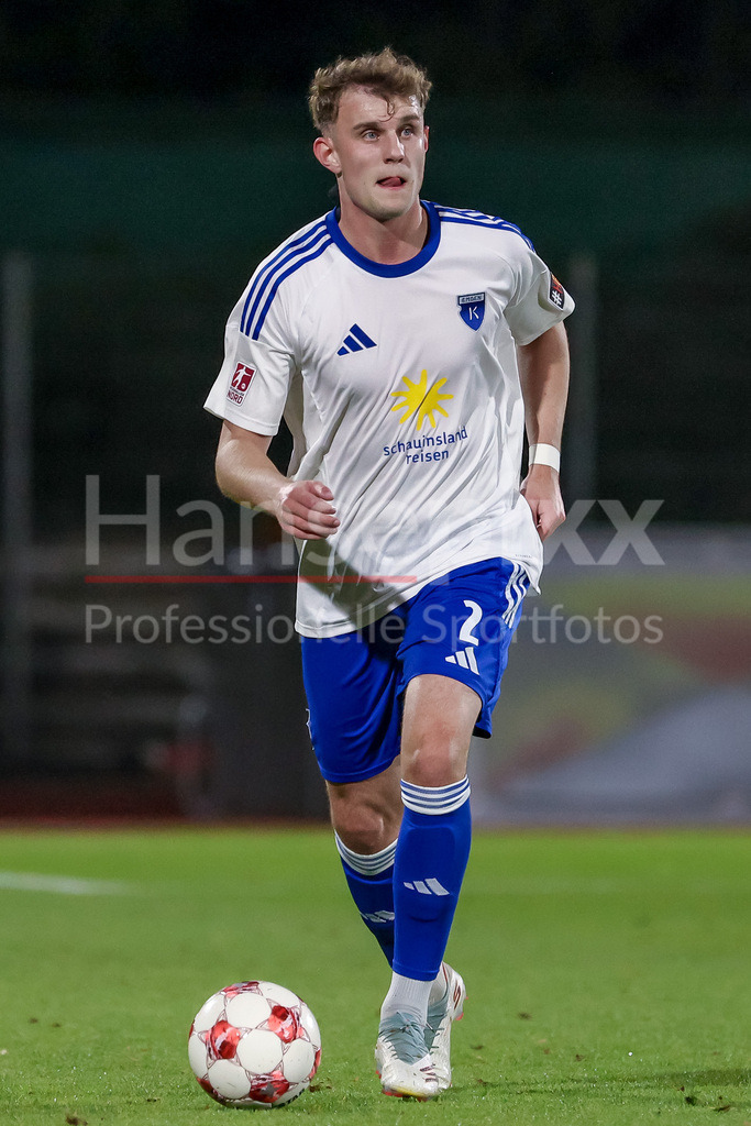 Fussball, Regionalliga Nord, SV Werder Bremen II - BSV Kickers Emden | Felix Göttlicher (BSV Kickers Emden, 2) am Ball, Freisteller, Einzelbild, Ganzkörper, Aktion, Action, Spielszene