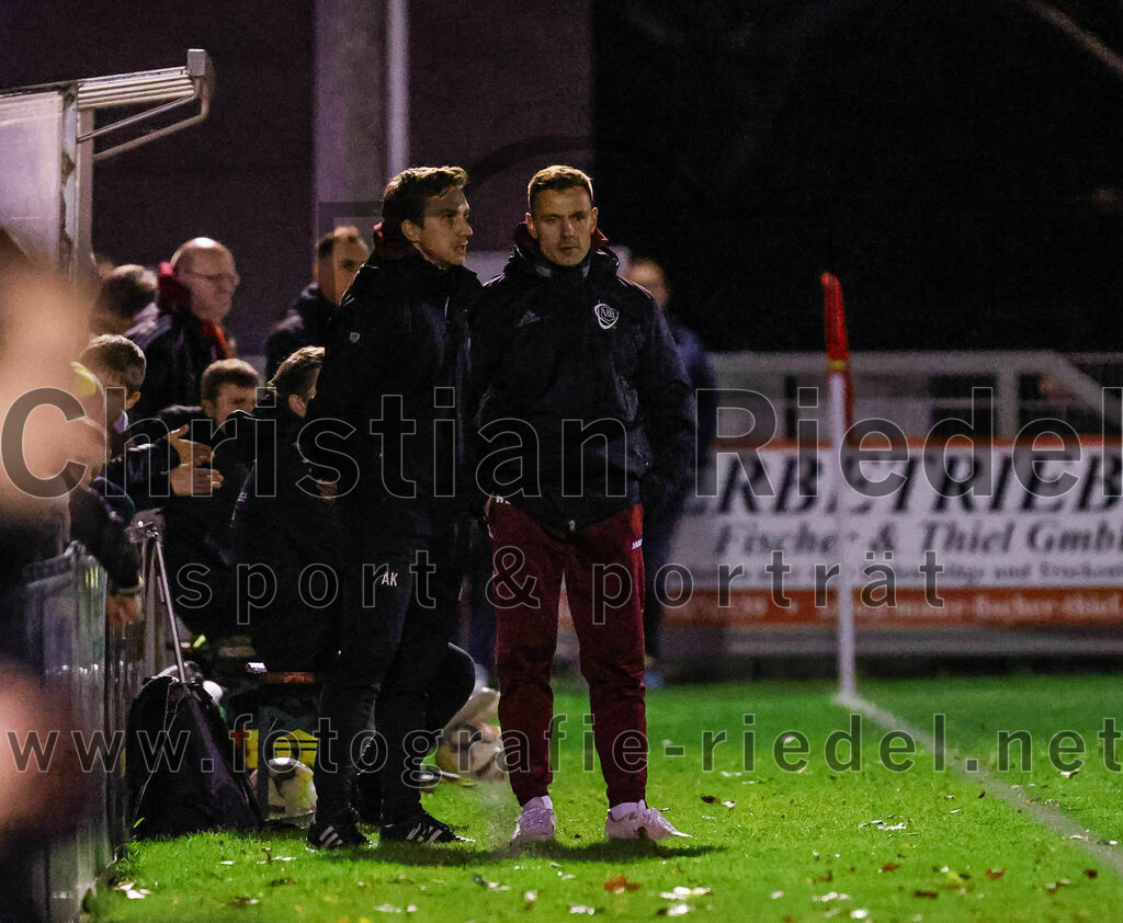 2023-10-27_082_VfB_Hallbergmoos_gegen_FC_Schwaig | Hallbergmoos, Deutschland, 27.10.2023:
Fußball, Landesliga Südost 2023 / 2024, 18. Spieltag, VfB Hallbergmoos gegen FC Schwaig, Endergebnis: 2:3

Trainer Anselm Küchle (VfB Hallbergmoos)

Foto: Christian Riedel / fotografie-riedel.net