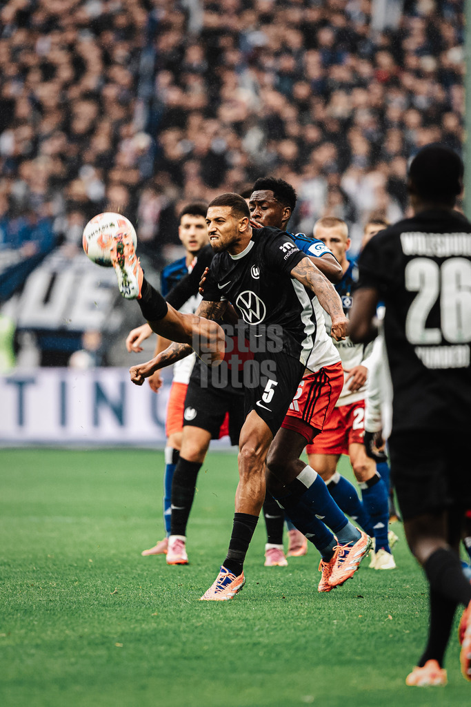 Fußball | Männer | Saison 2025/2026 | 1. Fußball-Bundesliga | 8. Spieltag | Hamburger SV vs. VfL Wolfsburg | 25.10.2025 | Vinicius de Souza Costa (#5, VfL Wolfsburg) spielt den Ball