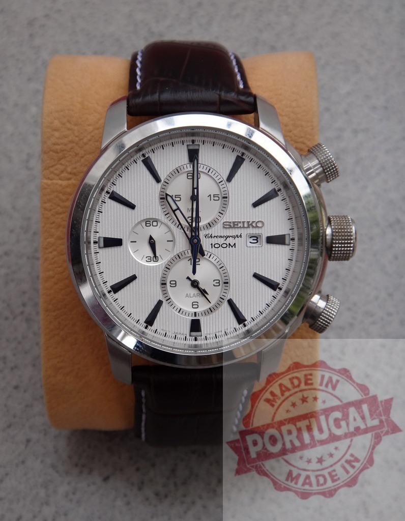 Seiko chronograph wristwatch with leather strap | Seiko chronograph watch with a white dial and dark brown leather strap displaying time and date - Realisiert mit Pictrs.com