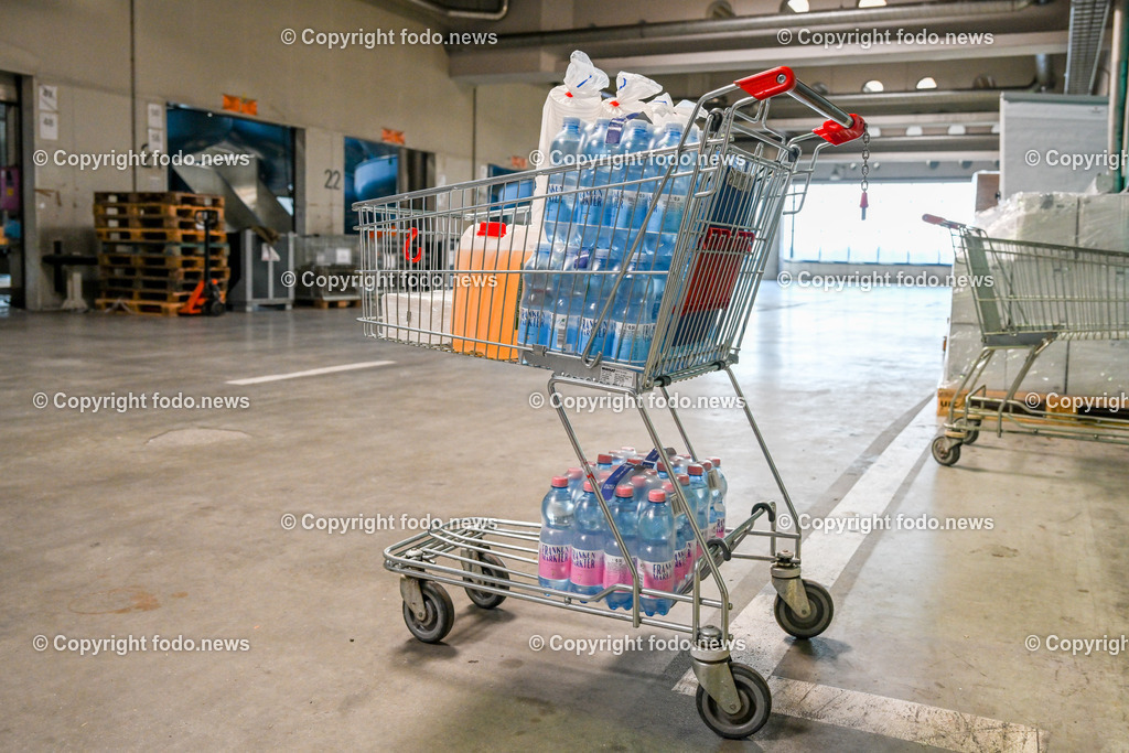 PVZ_ Postverteilerzentrum Linz_ Asylunterkunft_ 21.03.2023-28 | 21.03.20123, Postcity, PVZ, AUT, Postverteilerzentrum Linz, Asylunterkunft, im Bild Rotes Kreuz, Asylunterkunft wird geraeumt, Lager, Schlafstelle, Halle