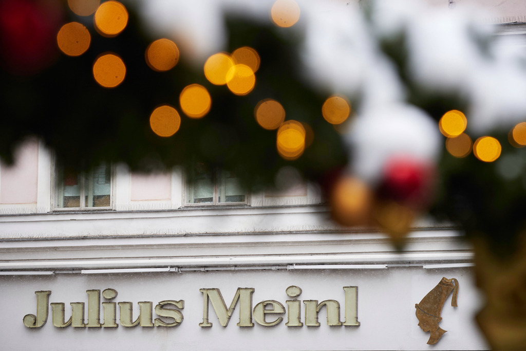 Blick auf Julius Meinl Am Graben, mit bunter Lichterkette | Wien, Austria - December 15, 2018: Blick auf Julius Meinl Am Graben, mit bunter Lichterkette. - Realisiert mit Pictrs.com