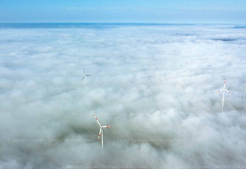 2614017 | Windkrafträder über Bodennebel bei Kitzingen