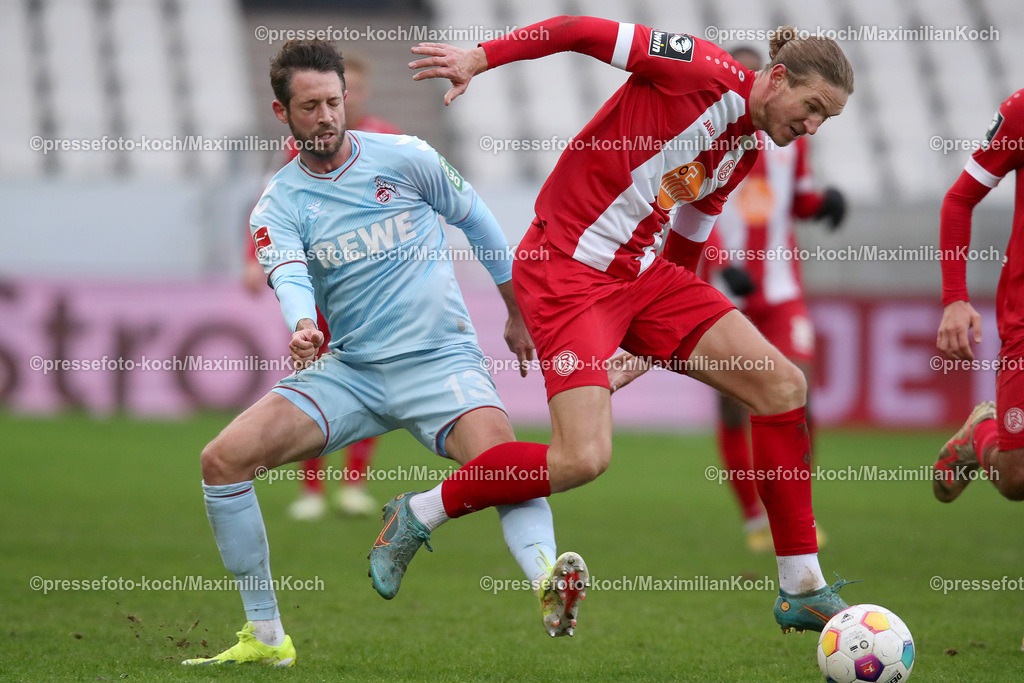 RWE06012402113 | 06.01.2024, Essen, Fußball, Herren, Stadion an der Hafenstraße, Testspiel, Rot-Weiss Essen – 1. FC Köln:  Mark Uth (1.FC Köln) im Zweikampf gegen Vinko Sapina (Rot-Weiss Essen). 
DFB regulations prohibit any use of photographs as image sequences and or quasi-video.