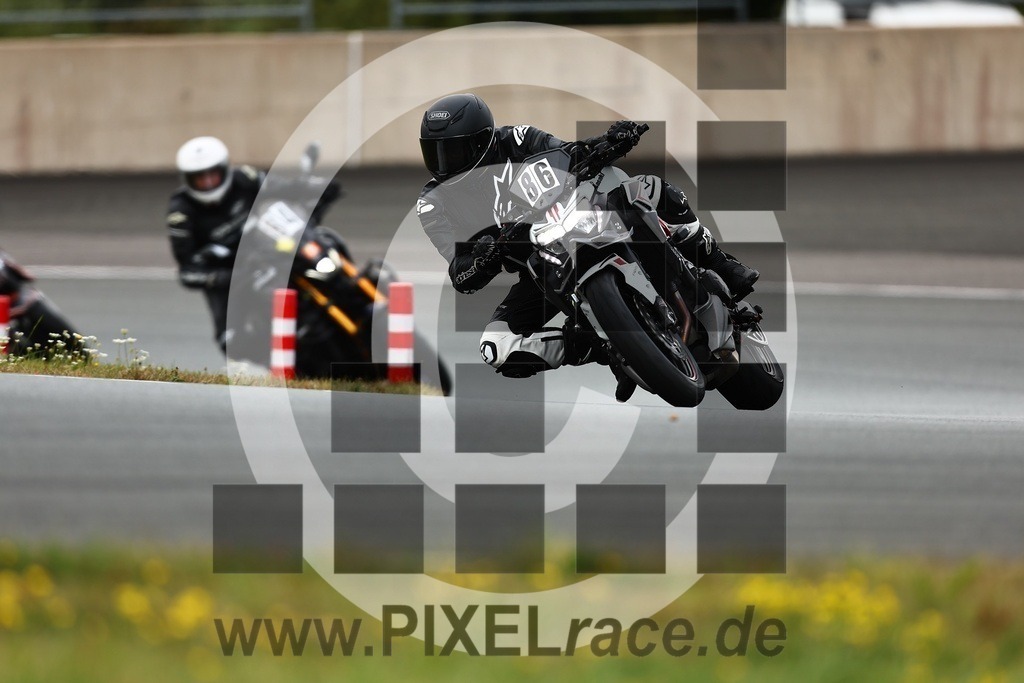 0086-20250916_02745 | Schöne Erinnerungen an spannende Momente - das festzuhalten ist unser Job. PIXELrace.de ist seit 2003 auf den Rennstrecken Europas unterwegs um die Action draußen beim Fahren und die wunderbare Stimmung imm Fahrerlager für euch einzufangen.