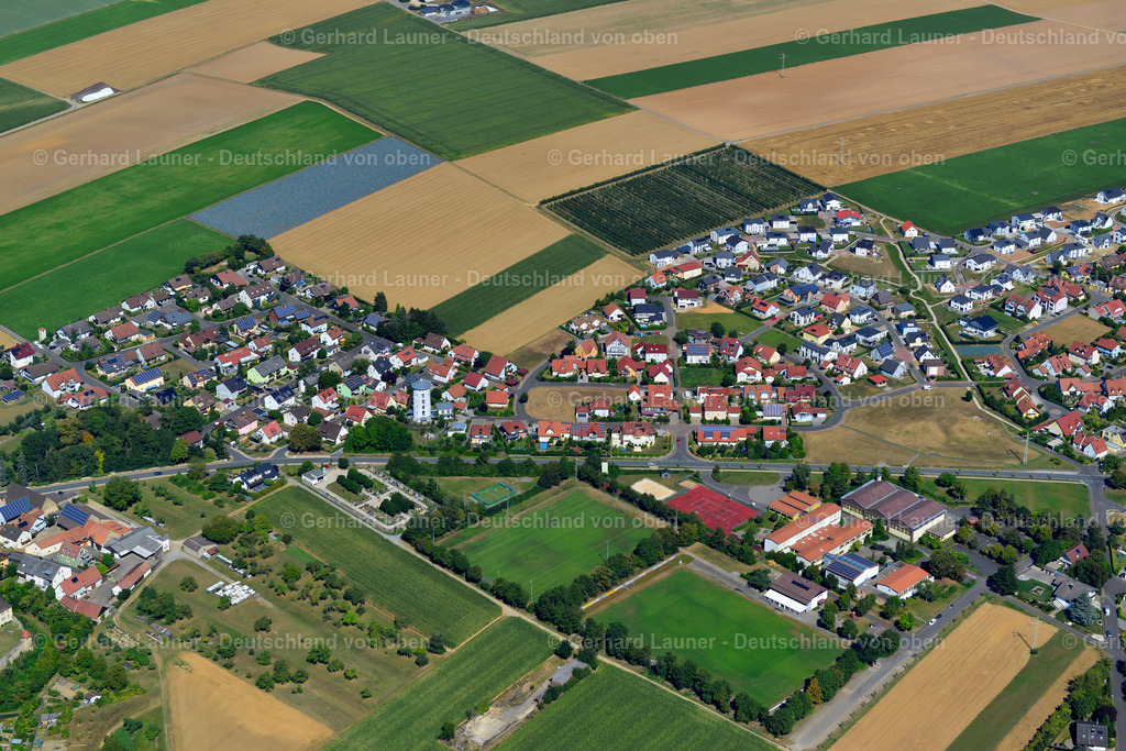 3650222 | BURGGRUMBACH 31.08.2016 Ortsansicht am Rande von landwirtschaftlichen Feldern und Nutzflächen  in Burggrumbach im Bundesland Bayern, Deutschland // Village view on the edge of agricultural fields and land  in Burggrumbach in the state Bavaria, Germany Foto: Gerhard Launer