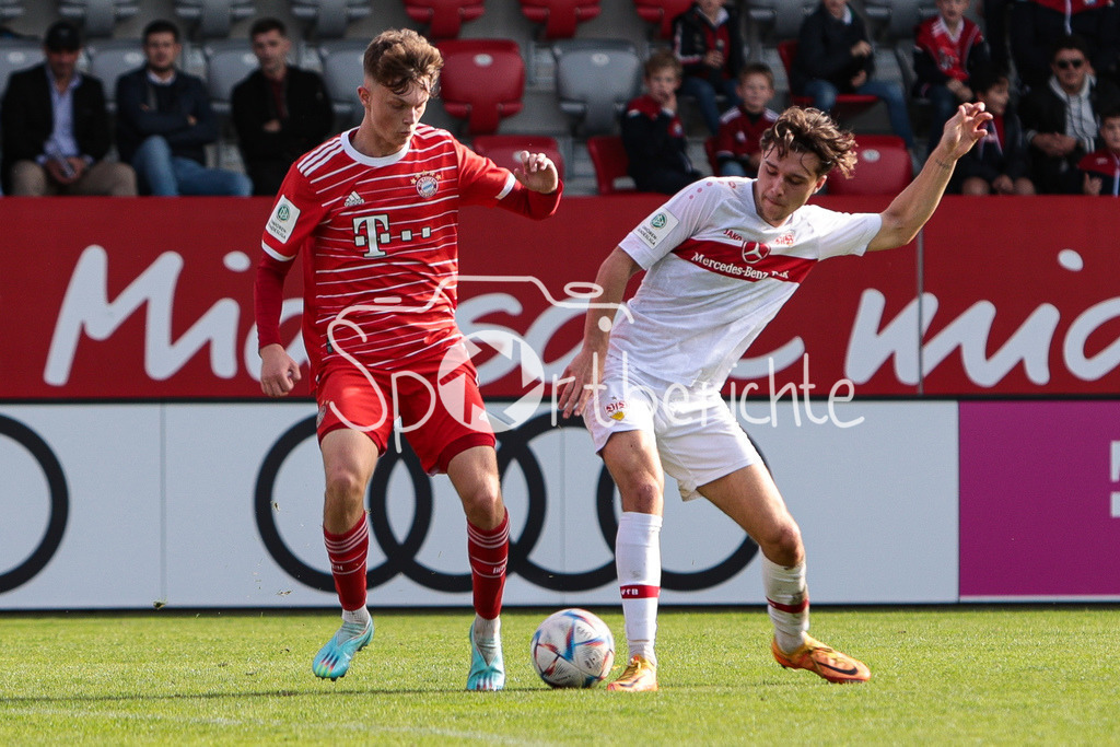 FC Bayern Muenchen U19 - VfB Stuttgart U19 | Paul WANNER (FCB #7) im Duel mit Colin Elliot FARNERUD (vfB #6)