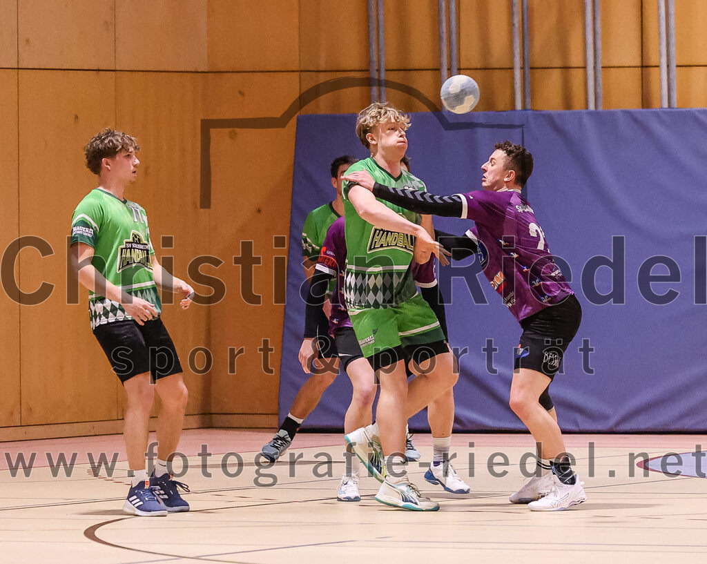 2025-03-15_074_SpVgg_Altenerding_gegen_TSV_Schleissheim | Erding, Deutschland, 15.03.2025:Handball, Bezirksoberliga Männer 2024 / 2025, 18. Spieltag, SpVgg Altenerding gegen TSV Schleißheim, Endergebnis: 32:27Luis Aigner (TSV Schleissheim, #77), Moritz Sturm (SpVgg Altenerding, #23)Foto: Christian Riedel / fotografie-riedel.net