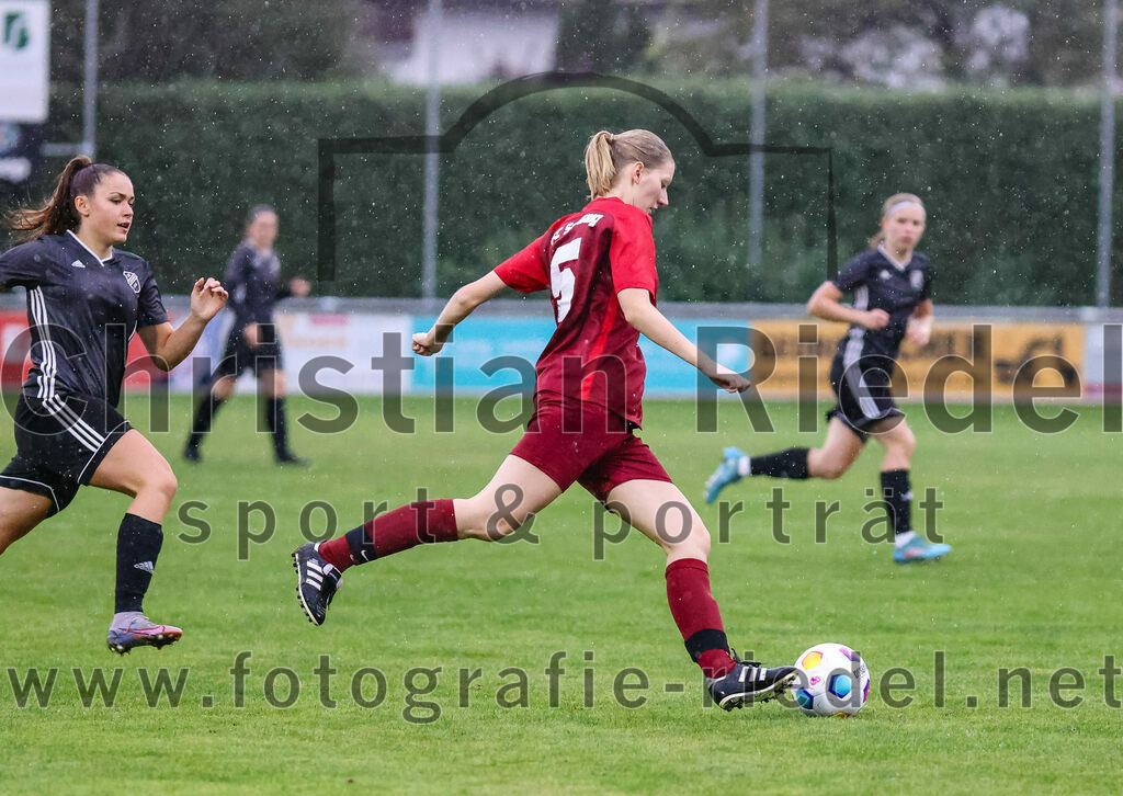2023-10-14_025_FC_Schwaig_gegen_SV_Schechen | Oberding, Deutschland, 14.10.2023:
Fußball, Bezirksliga 2023 / 2024, 6. Spieltag, FC Schwaig gegen SV Schechen, Endergebnis: 4:3

Marie Jell (FC Schwaig, #5)

Foto: Christian Riedel / fotografie-riedel.net