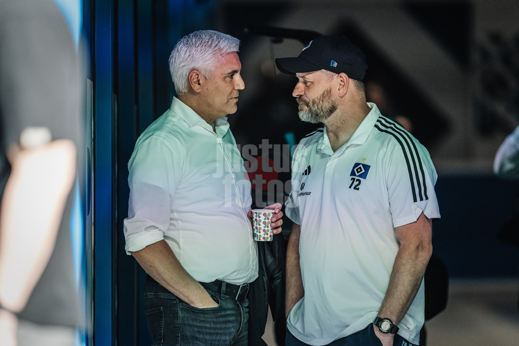 Fußball | Männer | Saison 2023/2024 | 2. Fußball-Bundesliga | 32. Spieltag | Hamburger SV vs. FC St. Pauli  | 03.05.2024 | Smalltalk zwischen FC St. Pauli Sportchef Andreas Bornemann und HSV Trainer Steffen Baumgart (HSV)