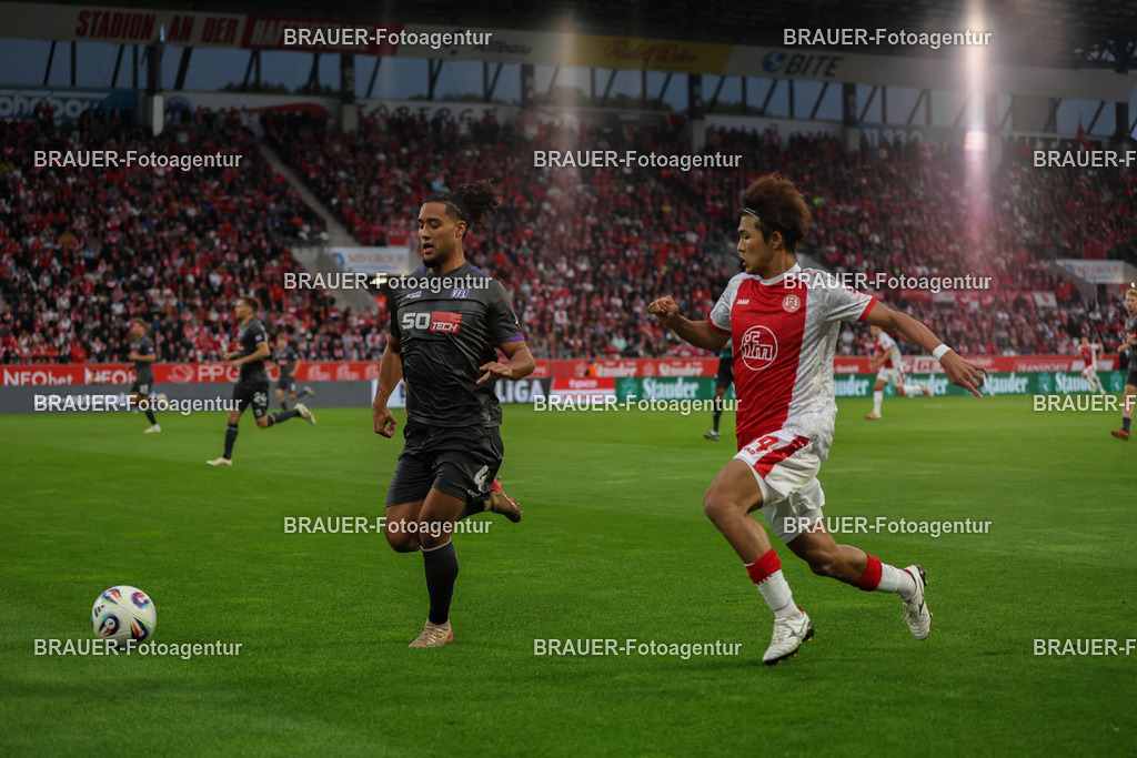 Rot-Weiss Essen - VFL Osnabrück | Essen, Deutschland, 17.09.2025 Yiğit Karademir (VFL Osnabrück) und Kaito Mizuta  (Rot-Weiss Essen) im Kampf um den Ballwährend des 3.Liga Spiels zwischen  Rot-Weiss Essen und VFL Osnabrück am 17.09.2025 im Stadion an der Hafenstraße in Essen. (Foto von Timo Bluhmki-Schmidt/Brauer Fotoagentur