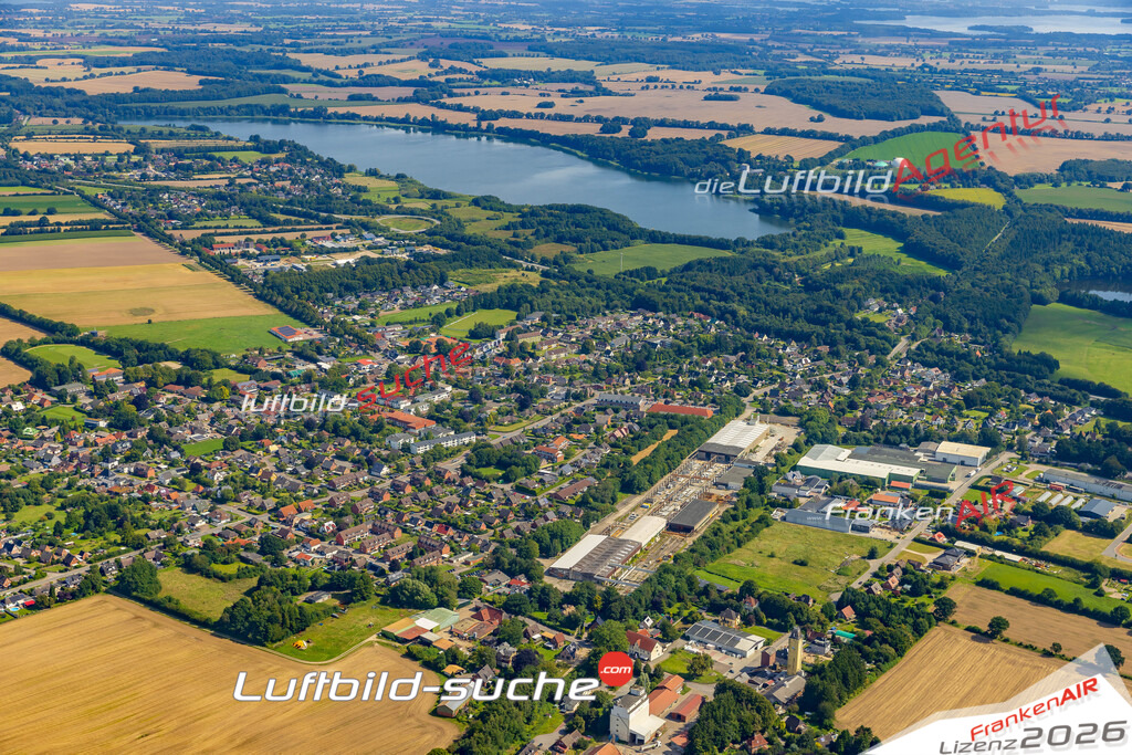 Neue Luftbildaufnahme der Stadt Wankendorf - Das Luftbild wurde 2025 vom UL-Flugzeug heraus erstellt ( keine Drohnenaufnahme ) - Hochauflösende Luftaufnahme - für Wandbilder und großformatige Ausdrucke geeignet. Das besondere Geschenk!Hier alle&nbsp;Infos zur Lizenzierung der LuftaufnahmeWir fliegen auch dieses Jahr wieder in Ihre Region um Luftbilder zu erstellen.- Luftbild anfragen