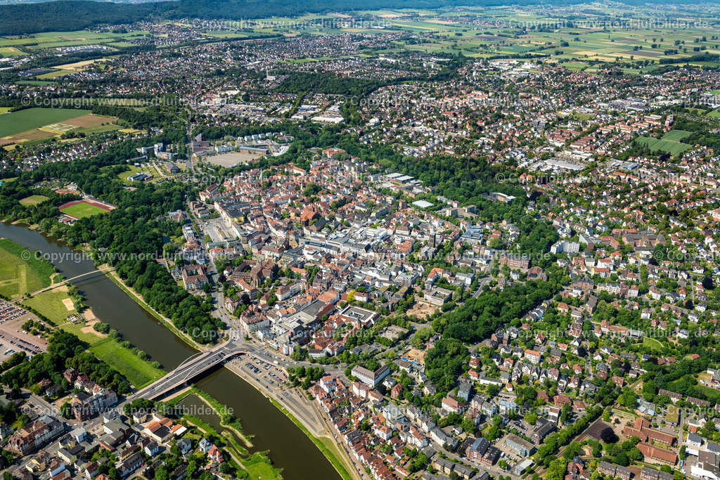 Minden_Altstadt_ELS_4776050623 | MINDEN 05.06.2023 Stadtansicht des Innenstadtbereiches an der Straße Scharn in Minden im Bundesland Nordrhein-Westfalen, Deutschland. // City view on down town on street Scharn in Minden in the state North Rhine-Westphalia, Germany. Foto: Martin Elsen