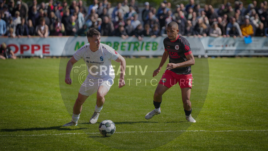 Fußball, Herren, Saison 2025/2026, Brandenburgliga, 23. Spieltag, Brandenburger SC Süd 05 vs. BSG Stahl Brandenburg, Samstag 25.04.2026, Werner-Seelenbinder-Sportplatz Brandenburg an der Havel | Fußball, Herren, Saison 2025/2026, Brandenburgliga, 23. Spieltag, Brandenburger SC Süd 05 vs. BSG Stahl Brandenburg, Samstag 25.04.2026, Werner-Seelenbinder-Sportplatz Brandenburg an der Havel, Im Bild: Luca Benedict Köhn (l. Stahl) und Joaquim Ribeiro de Sousa (r. Süd) - Realisiert mit Pictrs.com