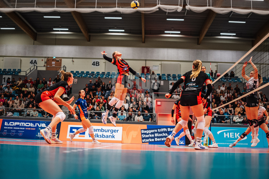 Volleyball | Frauen | Saison 2025/2026 | Volleyball Bundesliga | ETV Hamburger Volksbank Volleys vs. Dresdner SC | 15.11.2025 | Svea Frobel (#11, ETV Hamburger Volksbank Volleys) beim Angriff