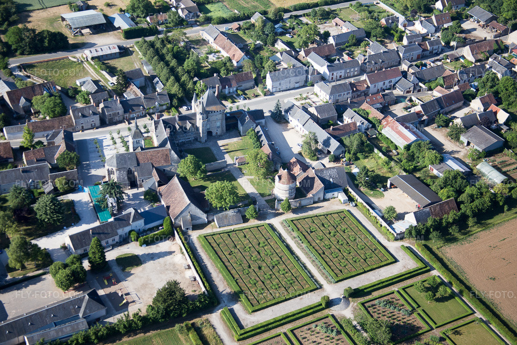 Aerial view: View of the town in Talcy in the state Loir et Cher, France.Photo: IMG_082202.jpg taken on 06/20/2015 by Werner Riehm/FLY-FOTO.comResolution of the original: 5472 x 3648 px