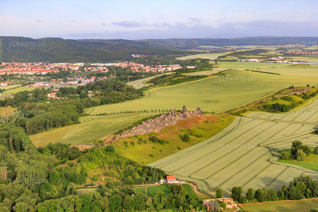 Luftbild: Gegensteine der Teufelsmauer (Köingstein) im Ortsteil Weddersleben in Thale im Bundesland Sachsen-Anhalt in Deutschland. – Foto: IMG_58315.jpg vom 30.06.2013 durch Werner Riehm/FLY-FOTO.de – Auflösung des Originals: 4752 x 3168 px – Harz - Ausflugsziele, Sehensw\xfcrdigkeiten und Freizeittipps f\xfcr Urlaub und Freizeit in der Harz - Region
