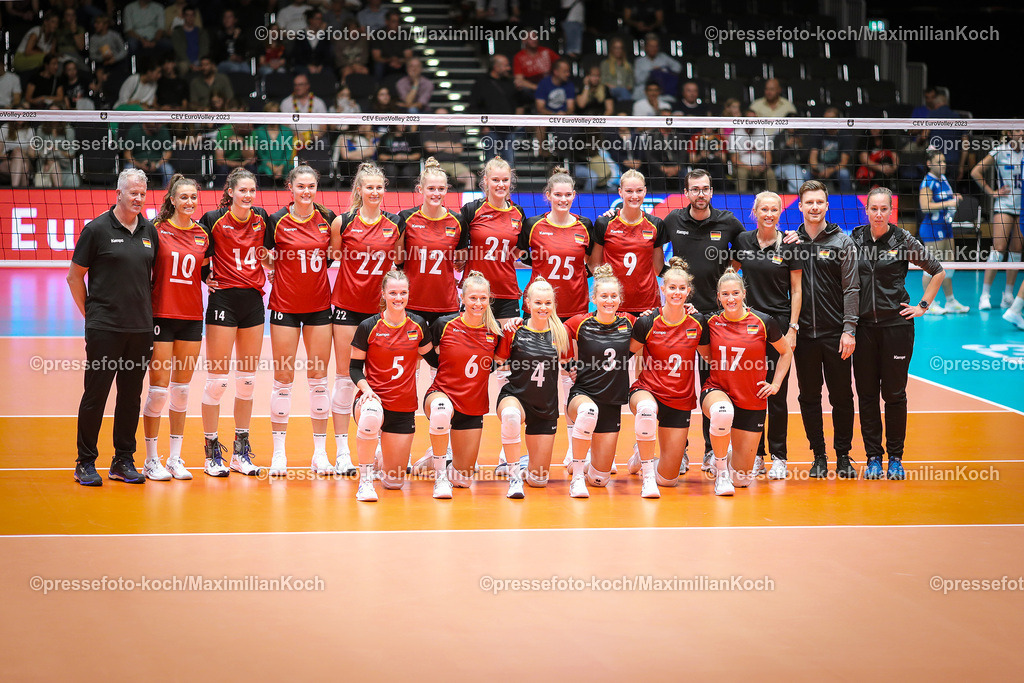 EuroVolley17082301008 | 17.08.2023, CEV EuroVolley 2023, Volleyball-Europameisterschaften der Frauen, Gruppenphase Gruppe C, Tag1, CASTELLO Düsseldorf: Deutschland vs Grichenland. Mannschaftsfoto Team Deutschland vor dem Spiel. hinten v.l.n.r. Head Coach Trainer Vital HEYNEN (GER), Lena STIGROT (GER), Marie SCHOELZEL (GER), Anastasia CEKULAEV (GER), Monique STRUBBE (GER), Hanna ORTHMANN (GER), Camilla WEITZEL (GER), Rica MAASE (GER), Lina ALSMEIER (GER), Teamcoaches. vorne v.l.n.r. Corina GLAAB (GER), Antonia STAUTZ (GER), Anna POGANY (GER), Annie CESAR (GER), Pia KÄSTNER (GER), Laura EMONTS WEIHENMAIER (GER)