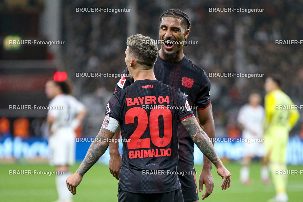 Bayer 04 Leverkusen vs Eintracht Frankfurt - Bundesliga  | Leverkusen, Deutschland, 12.09.25:   Alejandro Grimaldo (Bayer 04 Leverkusen) Torjubel, jubelt nach seinem Treffer zum 3:1 mit Loic Bade (Bayer 04 Leverkusen) waehrend des Spiels der Bundesliga zwischen  Bayer 04 Leverkusen vs Eintracht Frankfurt in der BayArena(Foto von Brauer-Fotoagentur / Adrian Schlueter)