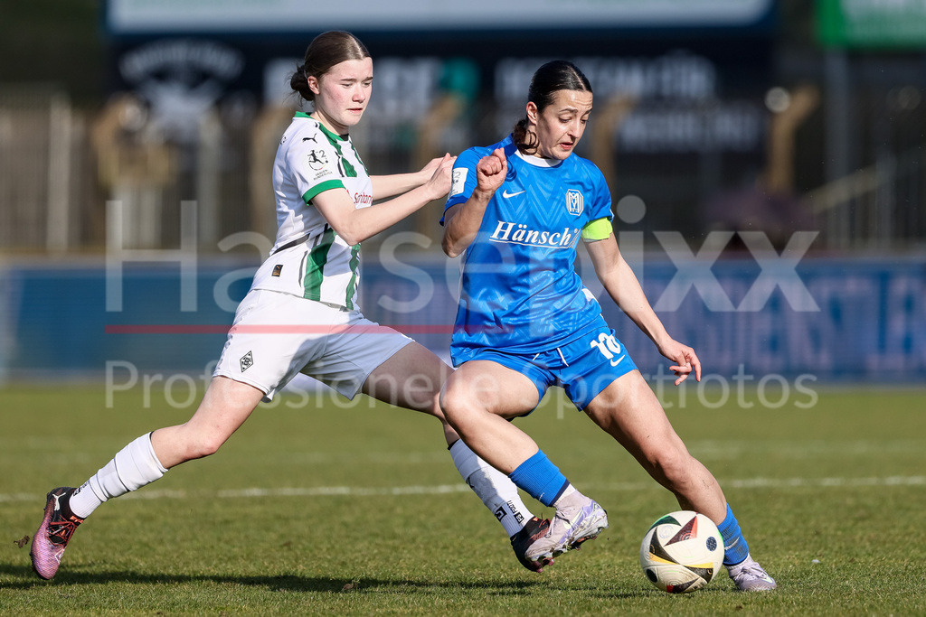 Fussball, 2. Frauen-Bundesliga, SV Meppen - Borussia Mönchengladbach | v.li.: Miriam Arici (Borussia Möchengladbach, 2) und Selma Licina (SV Meppen, 18) im Zweikampf, Duell, Dynamik, Aktion, Action, Spielszene, DIE DFB-RICHTLINIEN UNTERSAGEN JEGLICHE NUTZUNG VON FOTOS ALS SEQUENZBILDER UND/ODER VIDEOÄHNLICHE FOTOSTRECKEN. DFB REGULATIONS PROHIBIT ANY USE OF PHOTOGRAPHS AS IMAGE SEQUENCES AND/OR QUASI-VIDEO.
