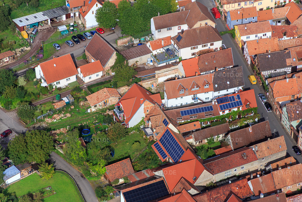 Luftbild: Hauptstraße von Südosten im Ortsteil Heuchelheim in Heuchelheim-Klingen im Bundesland Rheinland-Pfalz in Deutschland. Foto: IMG_072629.jpg vom 19.09.2014 durch Werner Riehm/FLY-FOTO.deAuflösung des Originals: 5472 x 3648 px