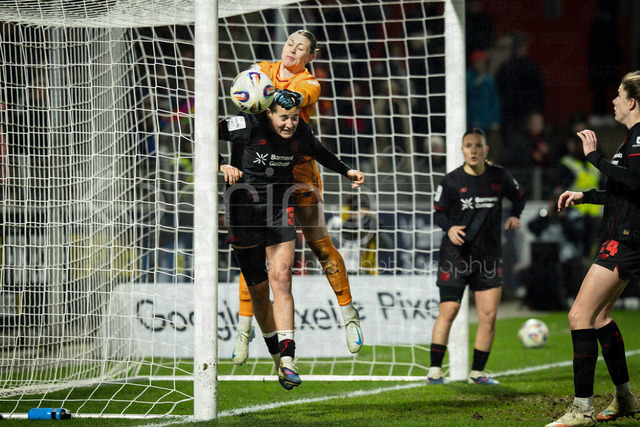 Frauen Fußball-Bundesliga; Bayer 04 Leverkusen - 1. FC Köln, 13.02.2026 | Rafaela Borggraefe (Bayer 04 Leverkusen, 12) und Melissa Friedrich (Bayer 04 Leverkusen, 3) wehren gemeinsam einen Eckball ab; Bayer 04 Leverkusen - 1. FC Köln an Spieltag 18 der Google Pixel Frauen-Bundesliga am 13.02.2026 im Ulrich-Haberland-Stadion in Leverkusen (Nordrhein-Westfalen). DFL REGULATIONS PROHIBIT ANY USE OF PHOTOGRAPHS AS IMAGE SEQUENCES AND/OR QUASI-VIDEO.
