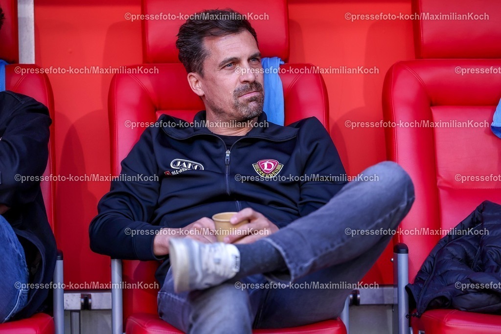 F9524042601013 | 24.04.2026, Fußball, Fortuna Düsseldorf - SC Dynamo Dresden, 2. Fußball Bundesliga, Herren, Merkur Spiel-Arena, 31. Spieltag, Saison 2025 2026: Cheftrainer Thomas&nbsp;Stamm (Dynamo Dresden #hc) sitzt auf der Bank  DFB regulations prohibit any use of photographs as image sequences and or quasi-video.